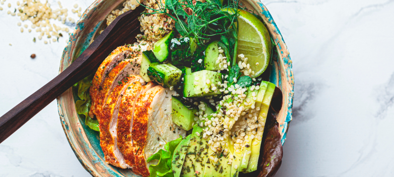 Quinoasalade met kipfilet en avocado, koolhydraatarm recept
