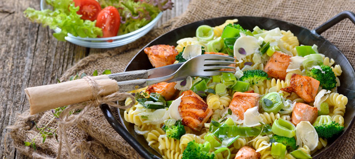 Romige pasta met zalm, broccoli en prei