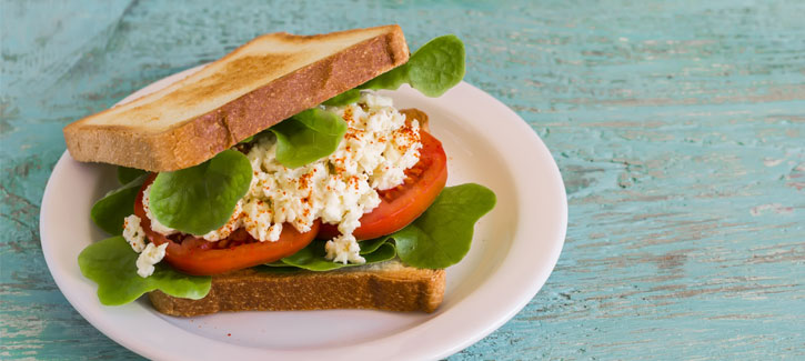 Geroosterd brood met roerei en cottage cheese