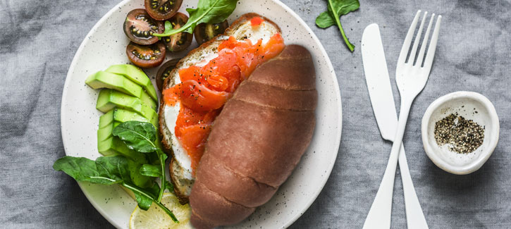 Croissant met roomkaas en gerookte zalm