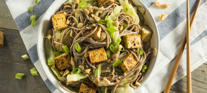 Noodles met tofu en spitskool