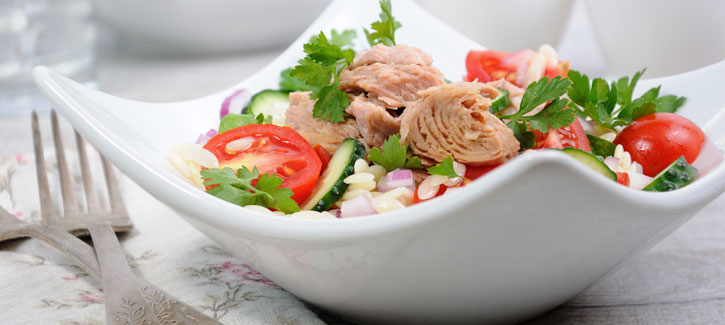 Tonijnsalade met rijst, tomaat en komkommer