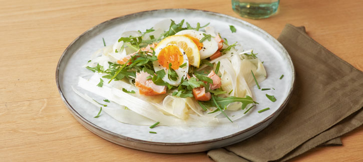 Aspergetagliatelle met verse zalm en ei