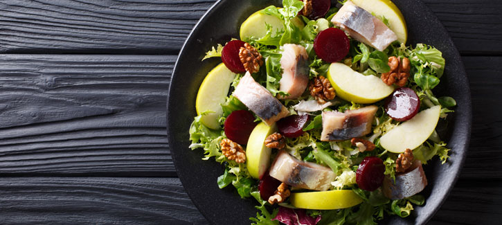 Haringsalade met appel, bietjes en walnoten