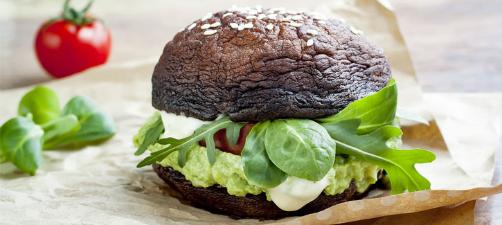 Portobello burger met geitenkaas, tomaat en avocado