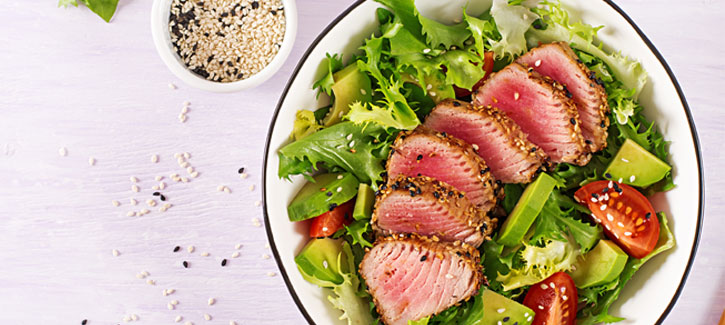 Salade met gegrilde tonijn, tomaat en avocado