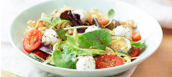 Pastasalade met mozzarella, tomaat en courgette
