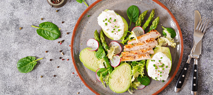 Gegrilde groene asperges met radijsjes, kipfilet en gepocheerd ei