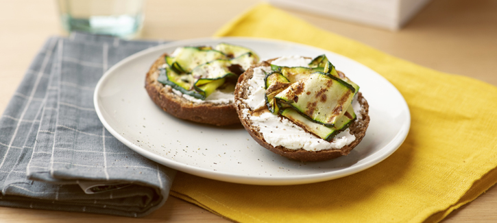 Meerzaden bolletje met geitenkaas en gegrilde courgette