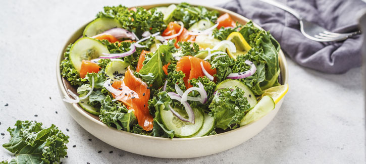 Boerenkoolsalade met gerookte zalm
