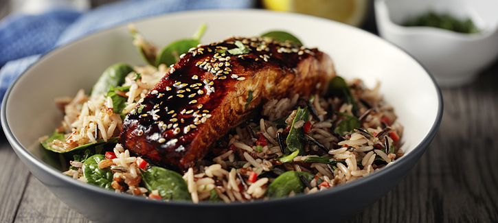 Zalm teriyaki met rijst en zoetzure komkommersalade