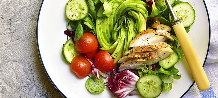 Salade met gegrilde kip en avocado